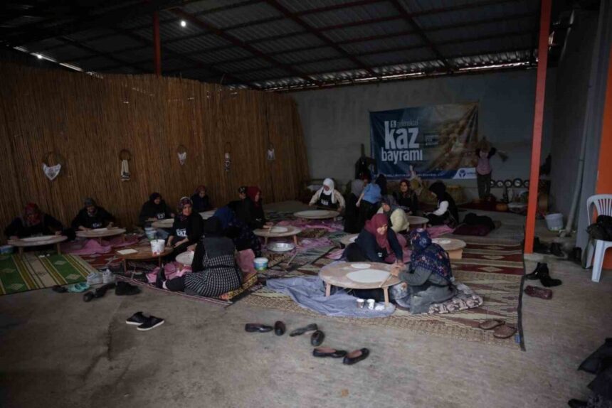 Kaz Bayramı Öncesi Eseler Köyü’nde İmece Geleneği Yeniden Hayat Buldu Kaz Bayramı Öncesi Eseler Köyü’nde İmece Geleneği Yeniden Hayat Buldu