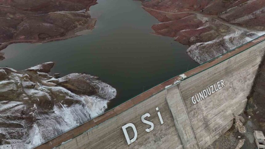 Gündüzler Barajı’nda su seviyesi düştü, kapaklar kapatıldı; kuraklık ve yüksek su tüketimi etkili oldu. Gündüzler Barajı’nda su seviyesi düştü, kapaklar kapatıldı; kuraklık ve yüksek su tüketimi etkili oldu.