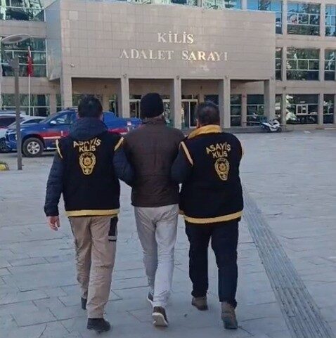 Hakkında 17 yıl 6 ay hapis cezası bulunan fugitive Gaziantep’te yakalandı. Hakkında 17 yıl 6 ay hapis cezası bulunan fugitive Gaziantep’te yakalandı.