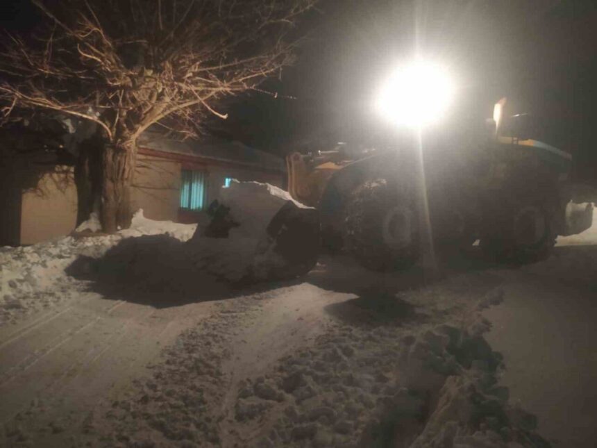 Diyarbakır Büyükşehir Belediyesi, Lice’de yoğun kar nedeniyle mahsur kalan bir vatandaşa ulaşımlarını sağladı.