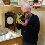 Kilis’te 54 yıldır saat tamirciliği yapan Ahmet Çınaroğlu, antika saatlerle mesleğini yaşatmaya devam ediyor.