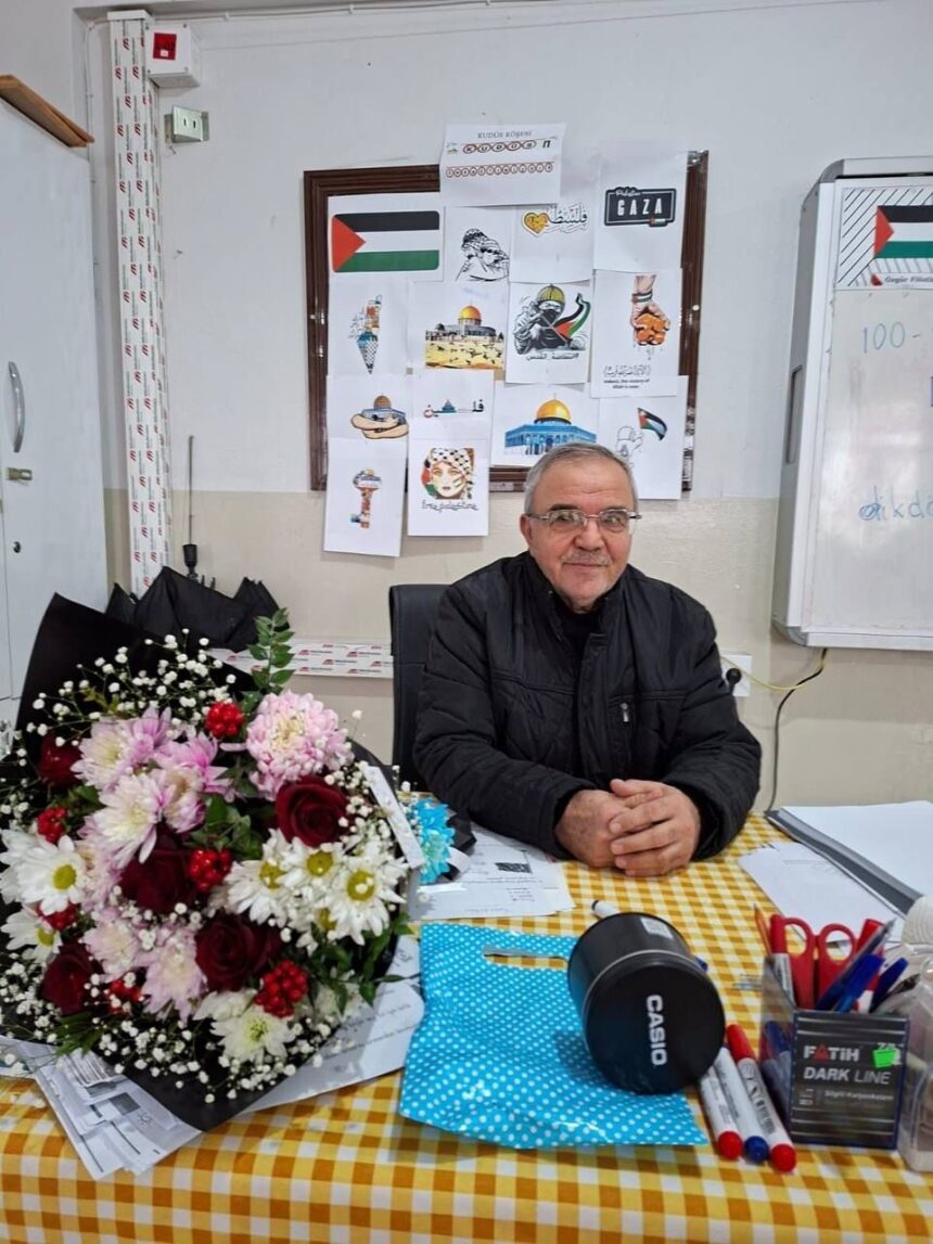 Çermik’teki öğretmen Fikri Akkılıç, 43 yıllık meslek hayatına veda ederek emekliye ayrıldı. Çermik’teki öğretmen Fikri Akkılıç, 43 yıllık meslek hayatına veda ederek emekliye ayrıldı.