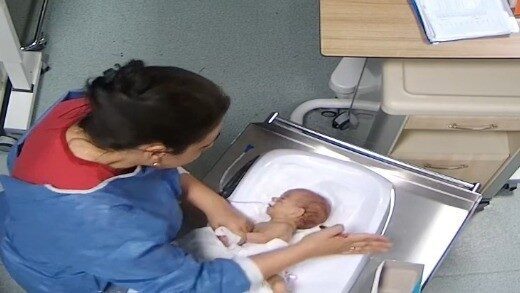 Kahramanmaraş’ta hemşire şiddetinin ardından fiziksel ve zihinsel engelli kalan bebek Deniz’in görüntüleri yayımlandı. Kahramanmaraş’ta hemşire şiddetinin ardından fiziksel ve zihinsel engelli kalan bebek Deniz’in görüntüleri yayımlandı.