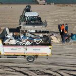 Gönüllüler Sorgun Boğaz sahilinde fırtına sonrası atık temizleme çalışması gerçekleştirdi.