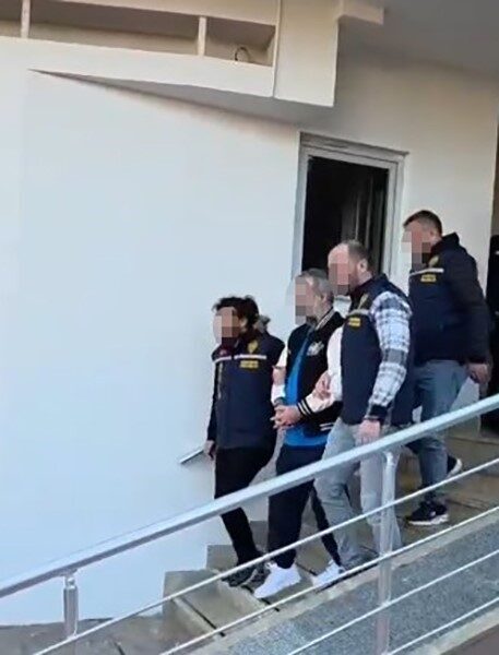 Kütahya Emniyet Müdürlüğü ekipleri, 543 yıl hapis cezası olan firariyi Antalya’da yakaladı. Kütahya Emniyet Müdürlüğü ekipleri, 543 yıl hapis cezası olan firariyi Antalya’da yakaladı.