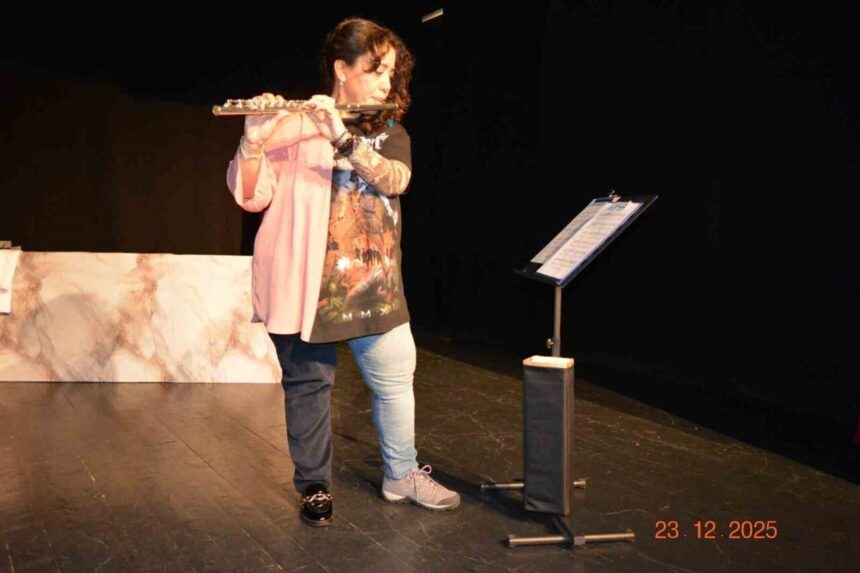 Biyolog Rezzan Türkoğlu, 28 yıl sonra tiyatro kariyerine adım attı ve “Solo Düet” adlı tek kişilik oyunu sahneye koydu. Biyolog Rezzan Türkoğlu, 28 yıl sonra tiyatro kariyerine adım attı ve “Solo Düet” adlı tek kişilik oyunu sahneye koydu.