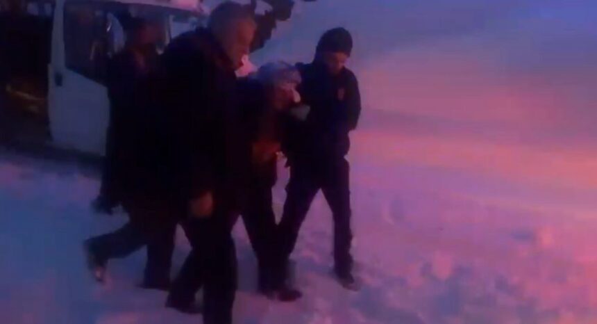 Siirt’in Şirvan ilçesinde rahatsızlanan 60 yaşındaki vatandaş, İl Özel İdaresi ekiplerinin yardımıyla hastaneye ulaştırıldı. Siirt’in Şirvan ilçesinde rahatsızlanan 60 yaşındaki vatandaş, İl Özel İdaresi ekiplerinin yardımıyla hastaneye ulaştırıldı.