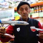 Elazığlı 73 yaşındaki Atilla Demirbaş’a A Jet’ten anlamlı uçak maketi hediyesi