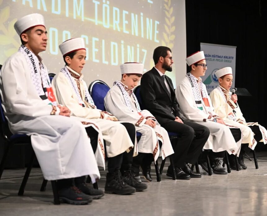 Erzurum’da Sıddık Tivnikli Hafız İmam Hatip Ortaokulu’nda 71 hafız öğrenci için belge töreni yapıldı.