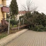 Eskişehir’deki fırtına, 75. Yıl Mahallesi’nde ciddi hasara yol açtı.