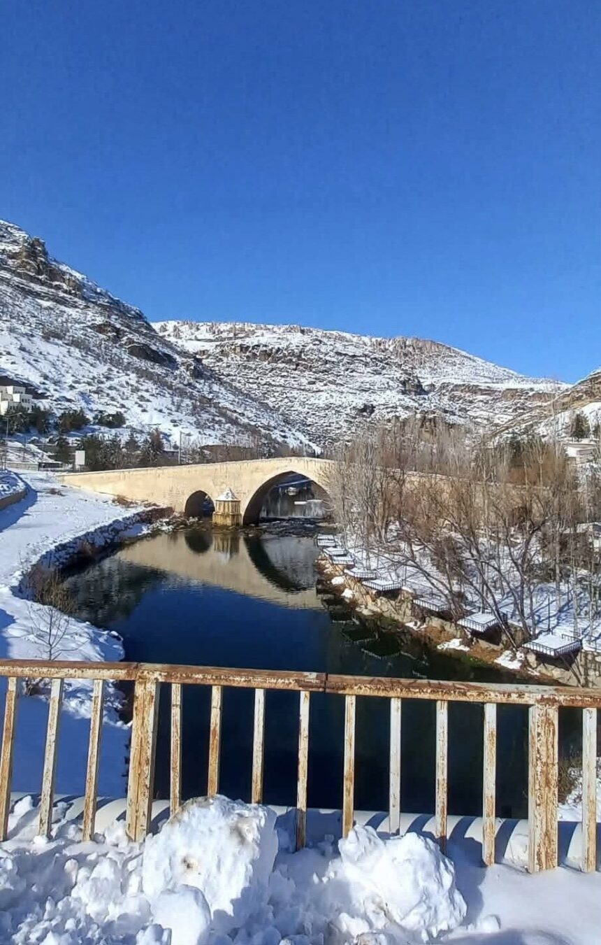 Çermik’teki 850 yıllık Haburman Köprüsü, karla kaplanmış görüntüsüyle dikkat çekiyor. Çermik’teki 850 yıllık Haburman Köprüsü, karla kaplanmış görüntüsüyle dikkat çekiyor.