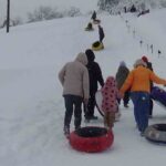 Abant Gölü Milli Parkı’nda sömestr eğlencesi: Örencik köylüleri doğal kayak pisti oluşturdu.