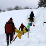 Bolu’nun Abant Gölü Milli Parkı’nda çocuklar, doğal pistte şambrellerle kar eğlencesi yaşadı.