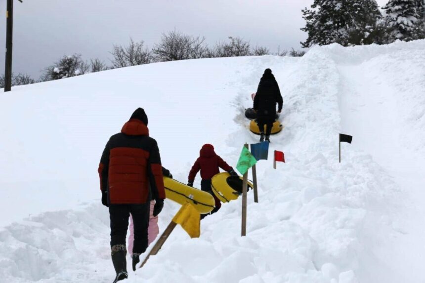 Bolu’nun Abant Gölü Milli Parkı’nda çocuklar, doğal pistte şambrellerle kar eğlencesi yaşadı.