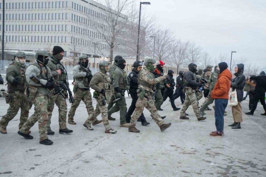 ABD İç Güvenlik Bakanı Noem, Minneapolis’e ICE ve Sınır Devriyesi için yüzlerce personel göndereceklerini açıkladı. ABD İç Güvenlik Bakanı Noem, Minneapolis’e ICE ve Sınır Devriyesi için yüzlerce personel göndereceklerini açıkladı.