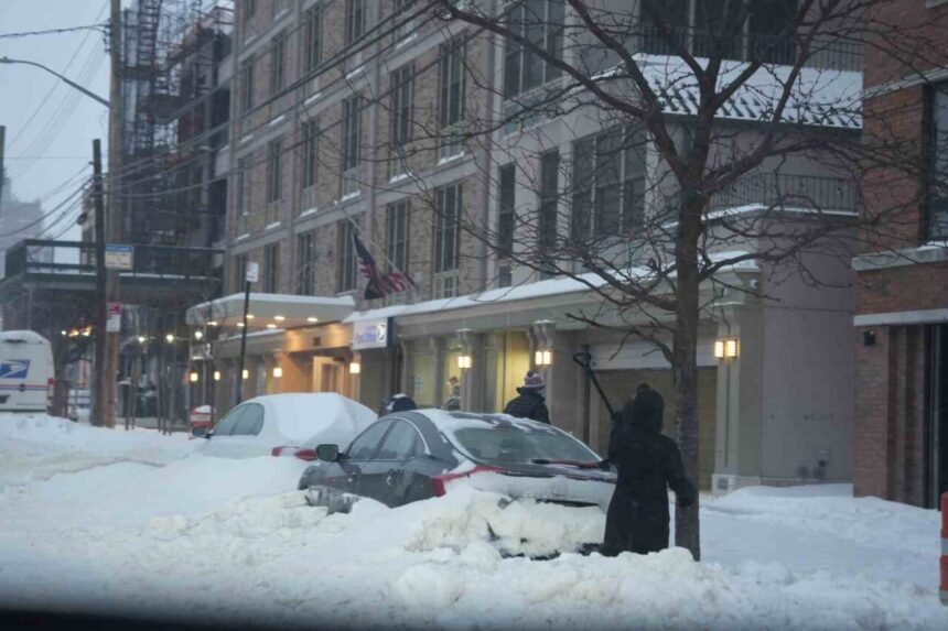 ABD’deki kar fırtınası sonucu 13 bin uçuş iptal oldu, 953 bin kişi elektriksiz kaldı. ABD’deki kar fırtınası sonucu 13 bin uçuş iptal oldu, 953 bin kişi elektriksiz kaldı.
