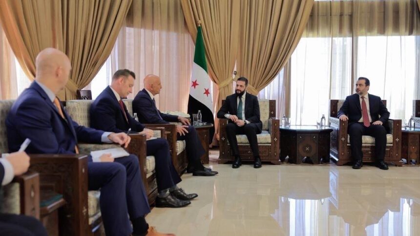 ABD Büyükelçisi Barrack, Suriye Devlet Başkanı Eş-Şara ile Halep’teki gelişmeleri görüştü. ABD Büyükelçisi Barrack, Suriye Devlet Başkanı Eş-Şara ile Halep’teki gelişmeleri görüştü.