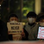 Tokyo’da ABD’nin Venezuela’ya düzenlediği saldırı ve Maduro’nun kaçırılmasını protesto edildi.