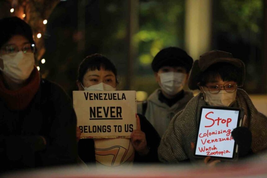 Tokyo’da ABD’nin Venezuela’ya düzenlediği saldırı ve Maduro’nun kaçırılmasını protesto edildi. Tokyo’da ABD’nin Venezuela’ya düzenlediği saldırı ve Maduro’nun kaçırılmasını protesto edildi.