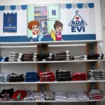 Kuşadası’nda İhtiyaç Sahibi Çocuklar için Ücretsiz Kıyafet Sağlayan Ada Kıyafet Evi Açıldı