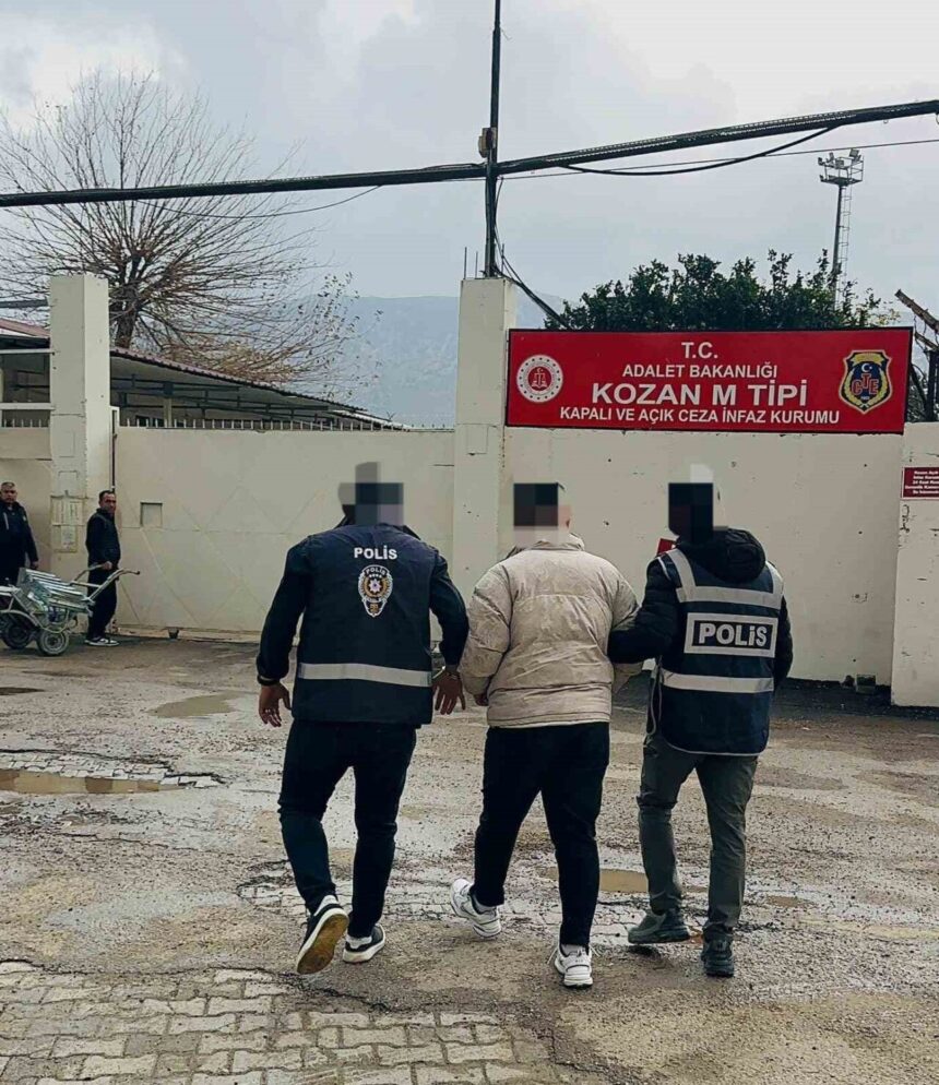 Kozan’da polis, 42 dolandırıcılık suçundan 27 yıl hapis cezası bulunan şahsı ele geçirdi. Kozan’da polis, 42 dolandırıcılık suçundan 27 yıl hapis cezası bulunan şahsı ele geçirdi.