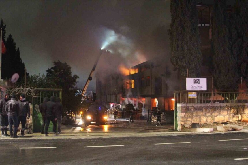 Adana’daki fabrika yangınında itfaiye ekipleri kontrol sağladı, soğutma çalışmaları sürüyor. Adana’daki fabrika yangınında itfaiye ekipleri kontrol sağladı, soğutma çalışmaları sürüyor.