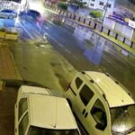 Adana’da yağmur sonrası kayganlaşan yolda otomobil, park halindeki 4 araca çarptı, kaza anı görüntülendi.