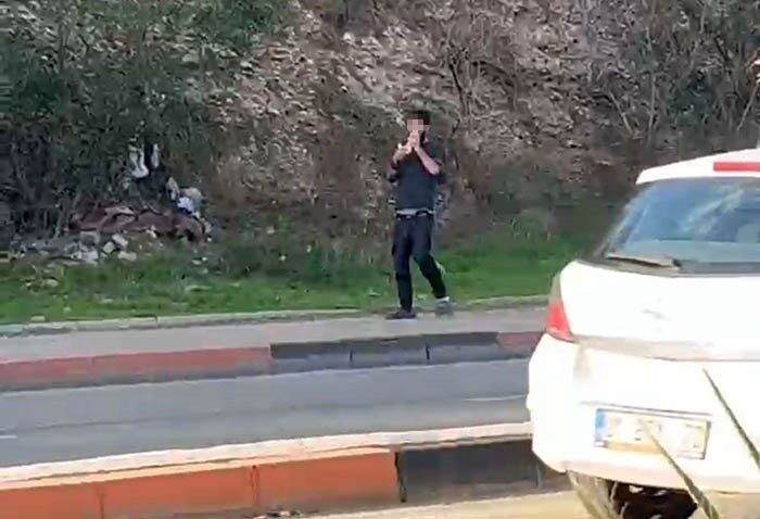 Adana’da bir kişinin poşetle uçucu madde kullanması dikkat çekti. Adana’da bir kişinin poşetle uçucu madde kullanması dikkat çekti.