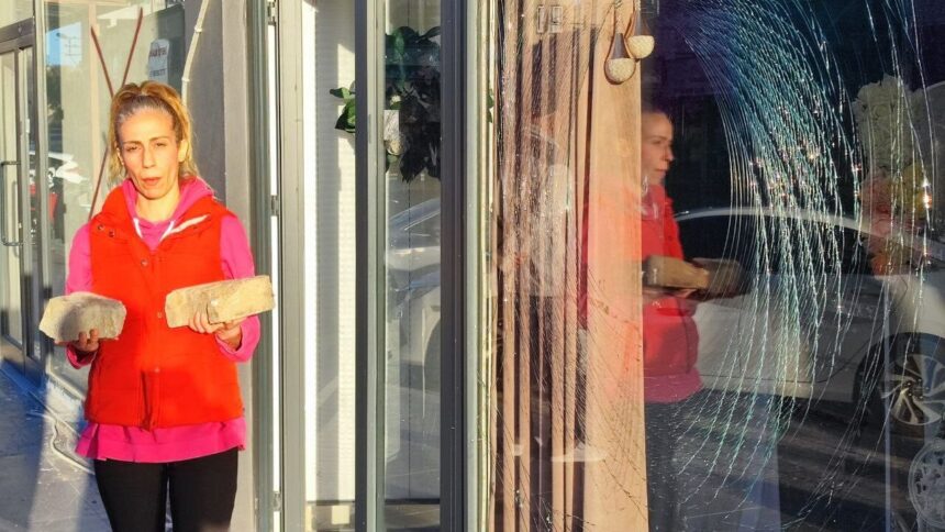 Adana’da iki kız kardeşin düğün organizasyonu ofisine yılbaşı gecesi taşlı saldırı düzenlendi.