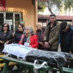 Adana’da muhtar Saniye Çelik’ten ilginç eylem: Seyhan Belediyesi’ni ‘vefat etti’ ilan etti.