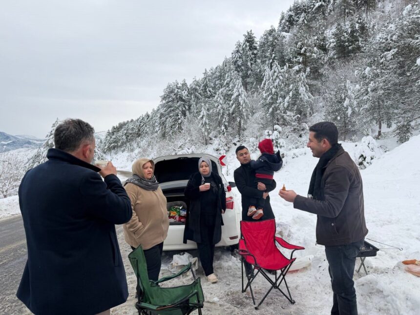 Feke’de kar yağışı sonrası kapanan yollar ekiplerce açıldı, vatandaşlara sıcak içecek ikramı yapıldı.