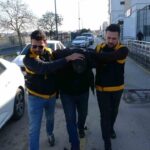 Adana’da yol verme yüzünden yaşanan tartışmada, kaskıyla aracın camını kıran sürücü serbest bırakıldı.
