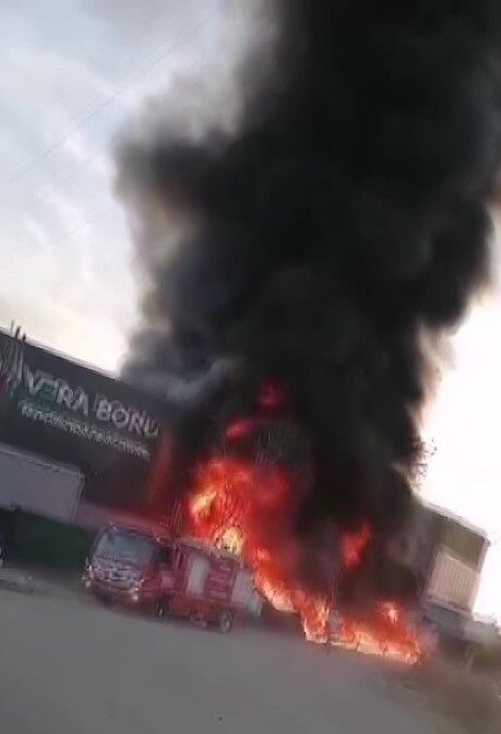 Adana’daki plastik üretim tesisinde çıkan yangın hızlı müdahaleyle kontrol altına alındı.