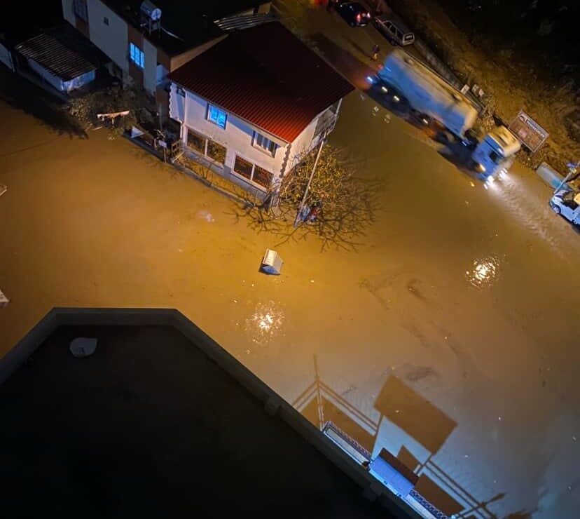Adana’da etkili sağanak yağış, günlük yaşamı olumsuz etkiledi. Adana’da etkili sağanak yağış, günlük yaşamı olumsuz etkiledi.