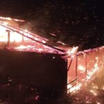 Feke’de bir ev ve ahır, çıkan yangında tamamen yandı.