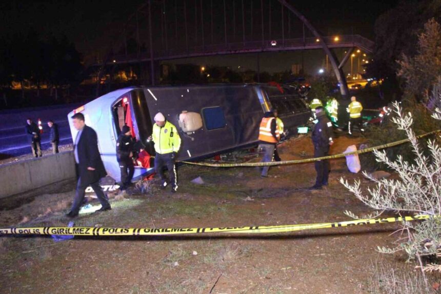 Adana’da Otoyolda Bariyere Çarpan Otobüs Devrildi, 8 Kişi Yaralandı Adana’da Otoyolda Bariyere Çarpan Otobüs Devrildi, 8 Kişi Yaralandı