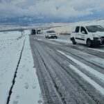 Adilcevaz’da yoğun kar yağışı ve buzlanma nedeniyle birçok araç yolda kaldı.