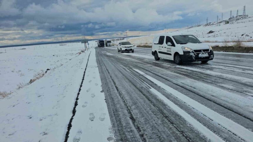 Adilcevaz’da yoğun kar yağışı ve buzlanma nedeniyle birçok araç yolda kaldı. Adilcevaz’da yoğun kar yağışı ve buzlanma nedeniyle birçok araç yolda kaldı.