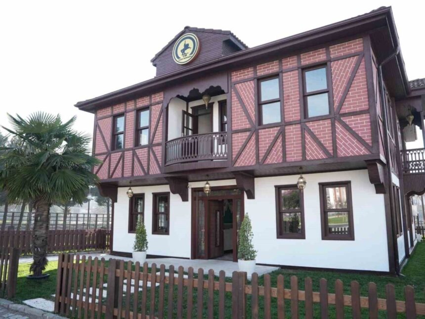 Düzce’de Tarihi Köşk, Kütüphane Olarak Gençlere Hizmet Vermeye Hazırlanıyor Düzce’de Tarihi Köşk, Kütüphane Olarak Gençlere Hizmet Vermeye Hazırlanıyor