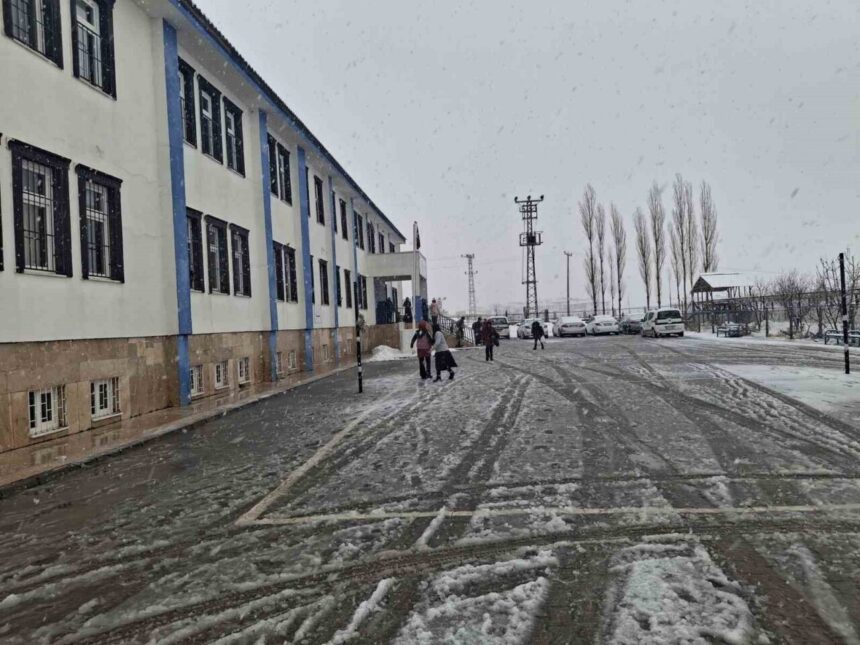 Adıyaman’da kar yağışı nedeniyle Besni ve Tut ilçelerinde eğitime 1 gün ara verildi. Adıyaman’da kar yağışı nedeniyle Besni ve Tut ilçelerinde eğitime 1 gün ara verildi.