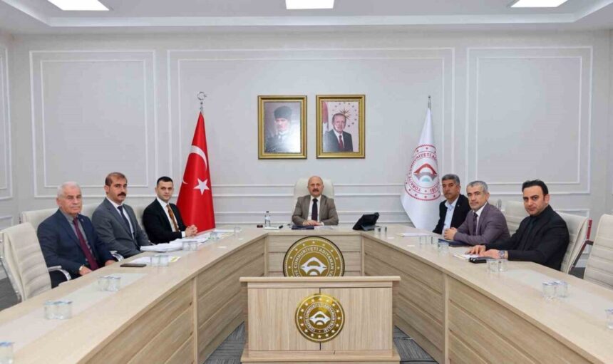 Adıyaman’da köy ihtiyaçlarına yönelik hizmetlerin görüşüldüğü İl Özel İdaresi Encümen Toplantısı yapıldı. Adıyaman’da köy ihtiyaçlarına yönelik hizmetlerin görüşüldüğü İl Özel İdaresi Encümen Toplantısı yapıldı.