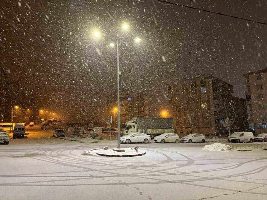 Besni’de Süren Kar Yağışı Hayatı Olumsuz Etkiliyor, Sürücülere Dikkat Uyarısı Yapıldı Besni’de Süren Kar Yağışı Hayatı Olumsuz Etkiliyor, Sürücülere Dikkat Uyarısı Yapıldı
