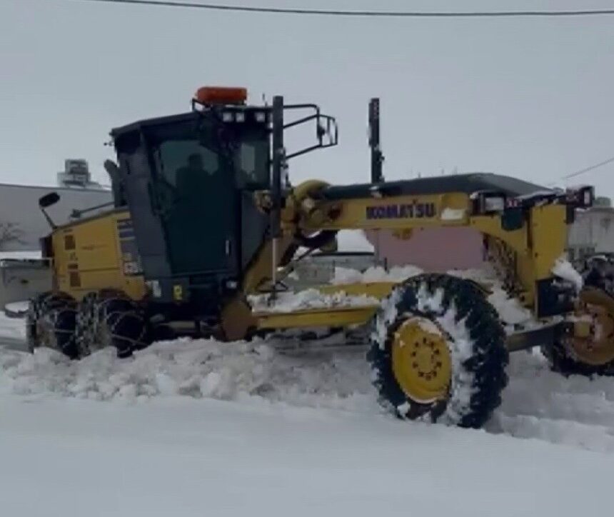 Adıyaman’da yoğun kar yağışı sonrası karla mücadele çalışmaları aralıksız sürdürülüyor.