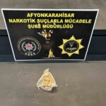 Afyonkarahisar’da düzenlenen operasyonda 4 milyon 326 bin 400 içimlik uyuşturucu hammaddesi ele geçirildi, 3 kişi tutuklandı.