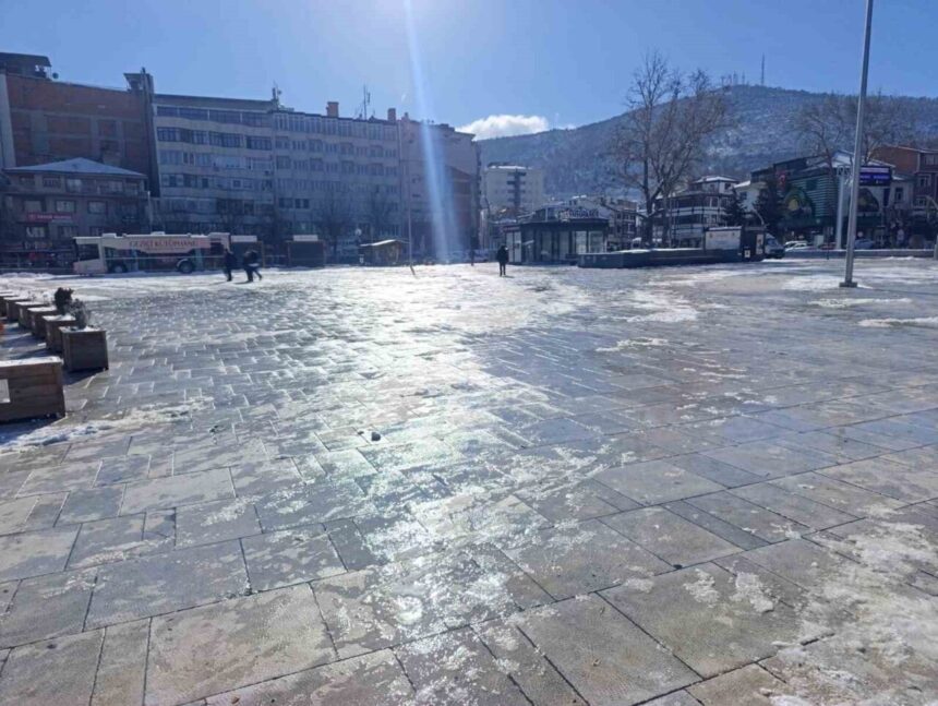 Afyonkarahisar yeni yıla dondurucu soğuklarla girdi; çeşmeler ve süs havuzları dondu.