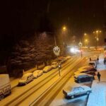 Afyonkarahisar’da yüksek rakımlı bölgelerde kar yağışı başladı, ekipler yolları açmak için çalışıyor.