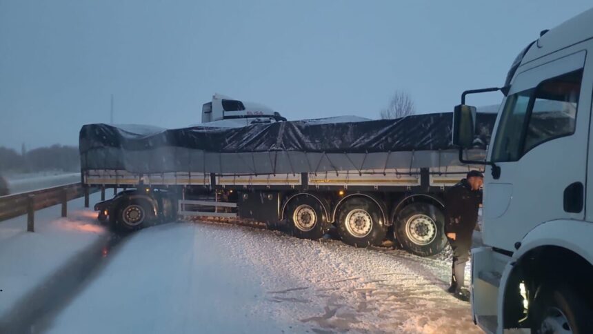 Afyonkarahisar’ın yüksek bölgelerinde kar yağışı etkili oldu, ulaşımda aksaklıklar yaşandı. Afyonkarahisar’ın yüksek bölgelerinde kar yağışı etkili oldu, ulaşımda aksaklıklar yaşandı.