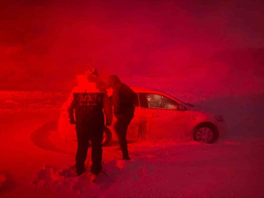 Ağrı’da yoğun kar nedeniyle mahsur kalan vatandaşlar AFAD ekiplerince kurtarıldı.