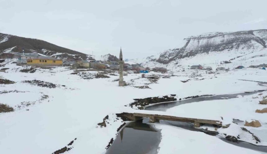 Başçavuş köyündeki tarihi minare, baraj sularının çekilmesiyle kış aylarında dikkat çekiyor. Başçavuş köyündeki tarihi minare, baraj sularının çekilmesiyle kış aylarında dikkat çekiyor.