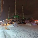 Ağrı’da bir kişi, 5 katlı binanın çatısındaki buz sarkıtının düşmesi sonucu yaralandı.